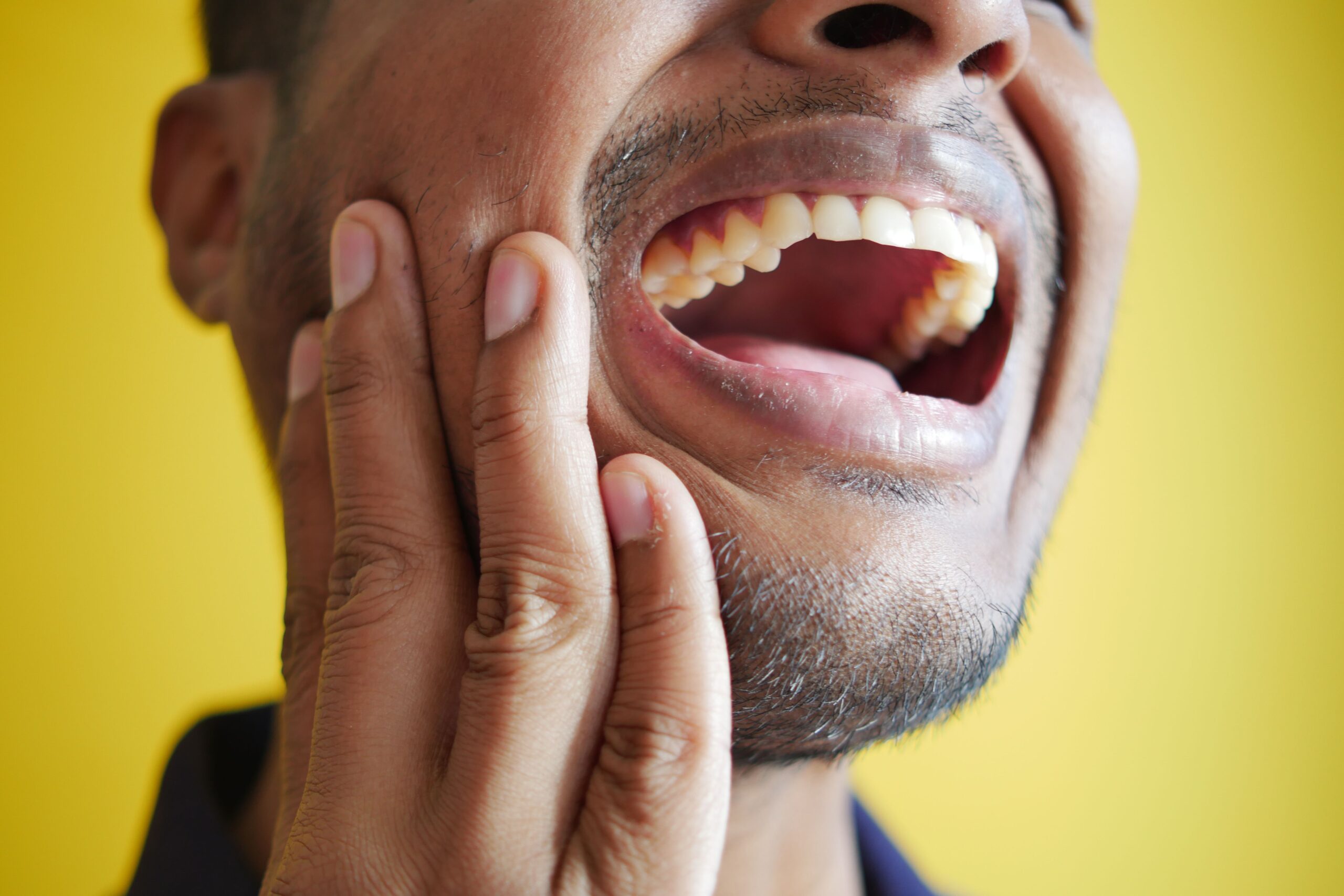 متى يكون ألم الأسنان خطيرًا؟ أهم العلامات والأسباب